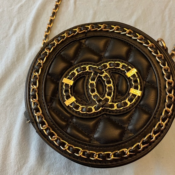 Elegant Black Quilted Crossbody Bag - Picture 3 of 6